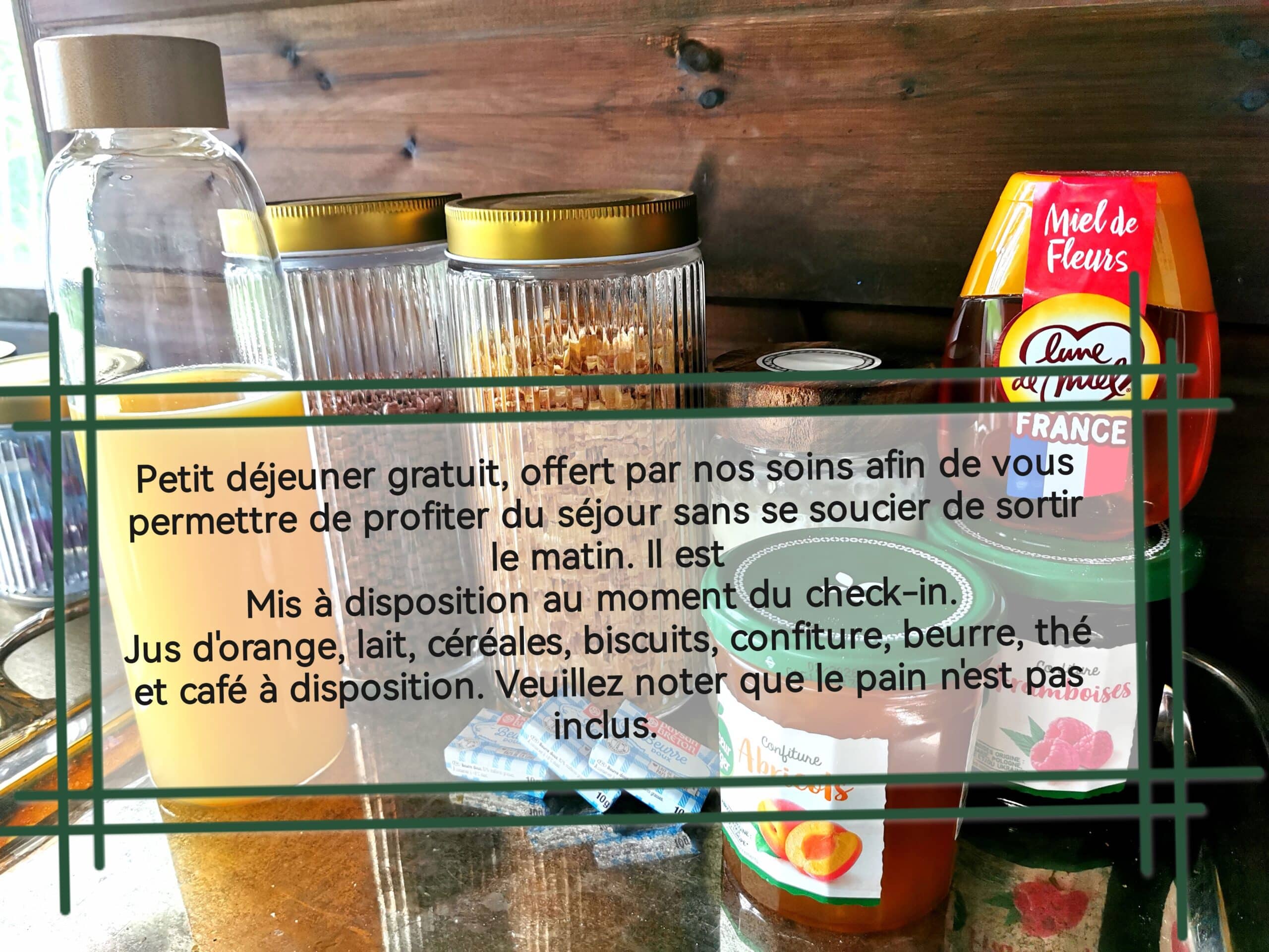 Petit-déjeuner au Dôme de l’Aube offert dans une ambiance chaleureuse pour profiter d’une matinée tranquille.