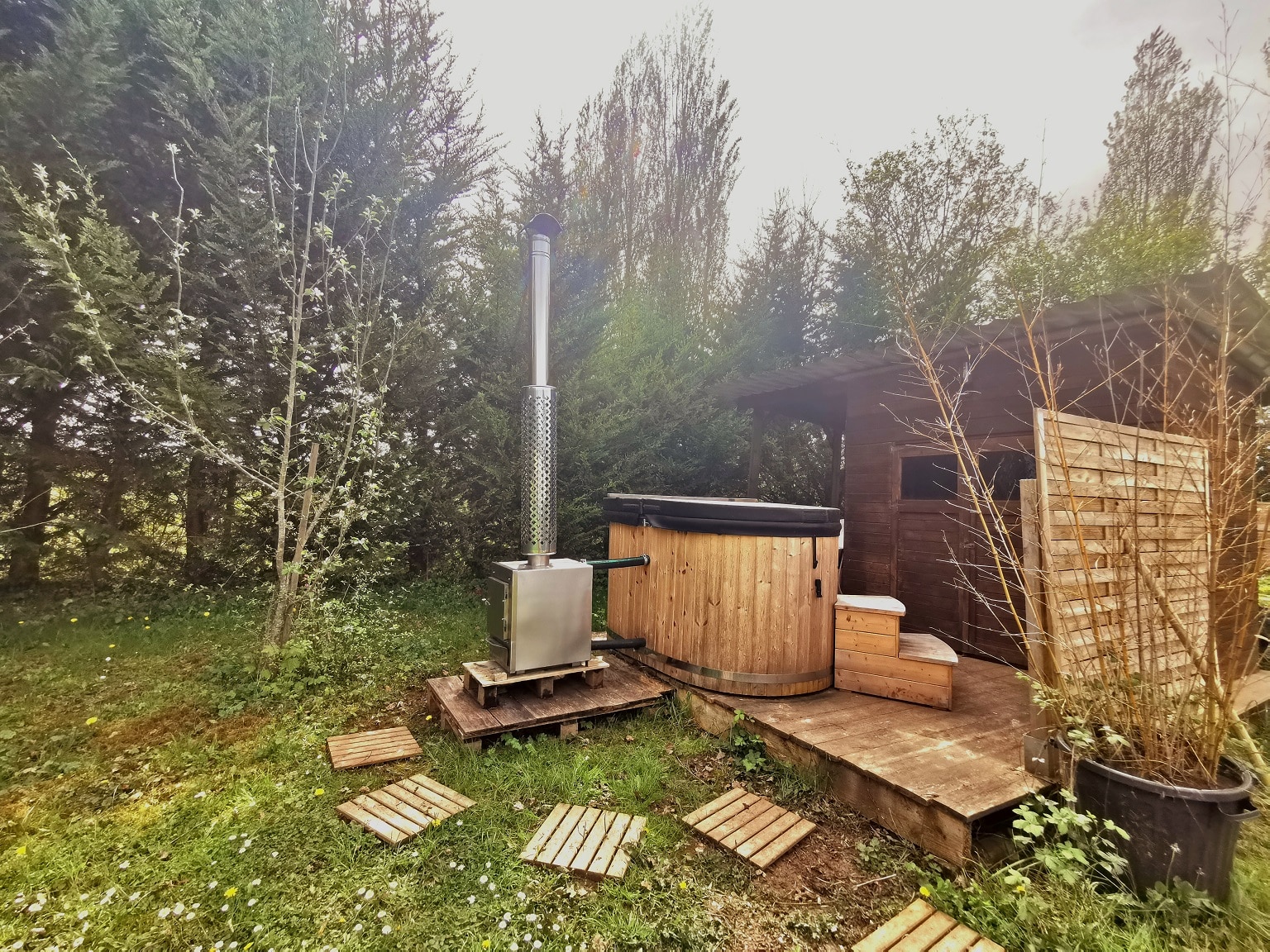 Bain nordique privé sous les étoiles au Dôme de l’Aube, parfait pour une soirée romantique en pleine nature.