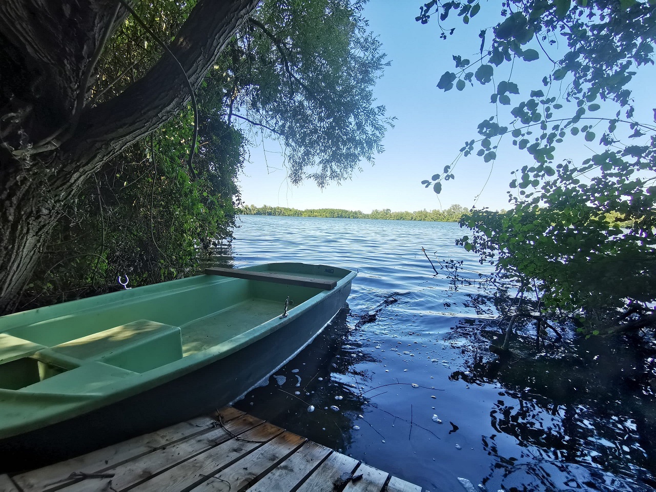 Barque privative sur le lac pour pêche no-kill et moments de détente au Domaine du Laurier Blanc.